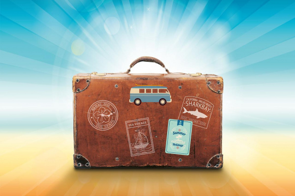 https://pixabay.com/photos/luggage-travel-sunlight-vacations-1149289/